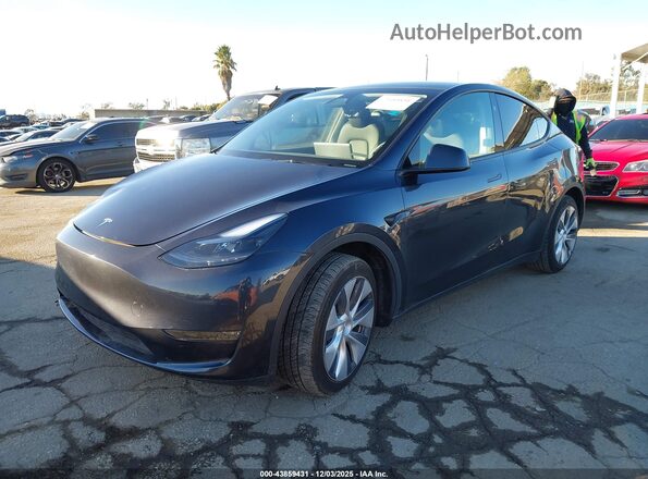 7SAYGDEEXRA247003 2024 TESLA MODEL Y Gray წინა მარცხენა ხედი სამი მეოთხედიდან