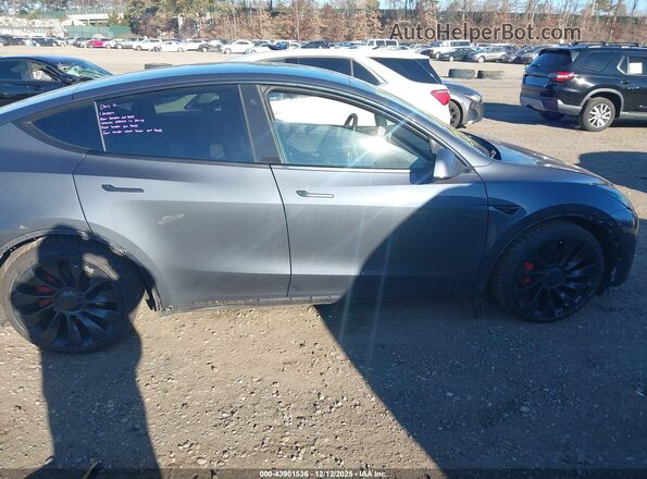 7SAYGDEF5NF500654 2022 TESLA MODEL Y Gray Widok wnętrza z tyłu