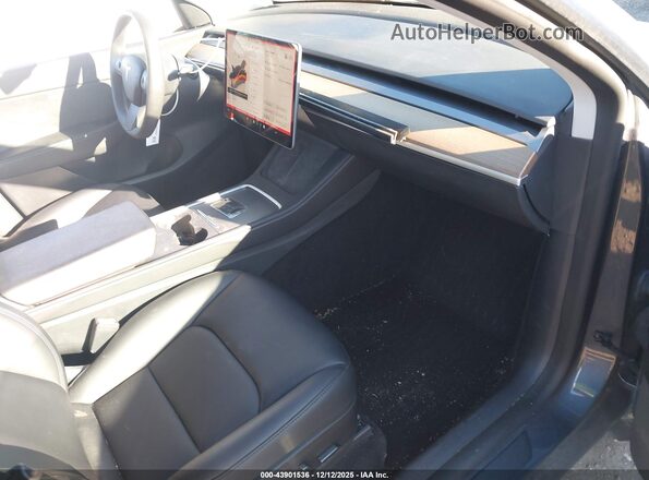 7SAYGDEF5NF500654 2022 TESLA MODEL Y Gray Widok wnętrza z przodu