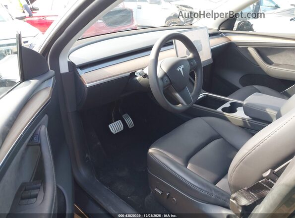 7SAYGDEF8RF022204 2024 TESLA MODEL Y Gray Вид салону спереду