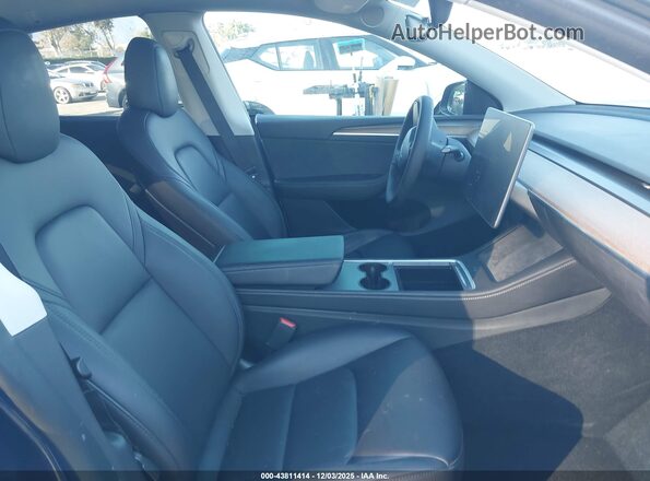 7SAYGDEF9NF521524 2022 TESLA MODEL Y Blue Widok wnętrza z przodu
