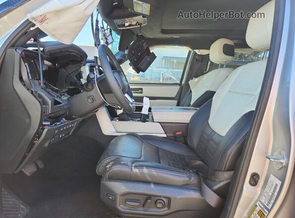 7SVAAABA1PX014834 2023 TOYOTA SEQUOIA Silver Vista interior delantera