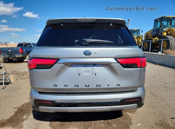 7SVAAABA1PX014834 2023 TOYOTA SEQUOIA Silver Vista trasera