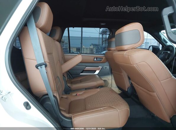 7SVAAABA3SX070217 2025 TOYOTA SEQUOIA White VIN կոդի պիտակի տեսք