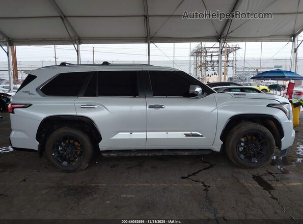 7SVAAABA3SX070217 2025 TOYOTA SEQUOIA White Սալոնի հետևի տեսք