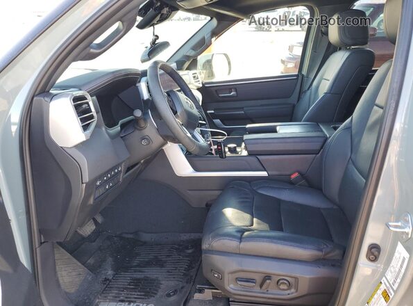 7SVAAABA6RX035665 2024 TOYOTA SEQUOIA Серый Вид салона спереди