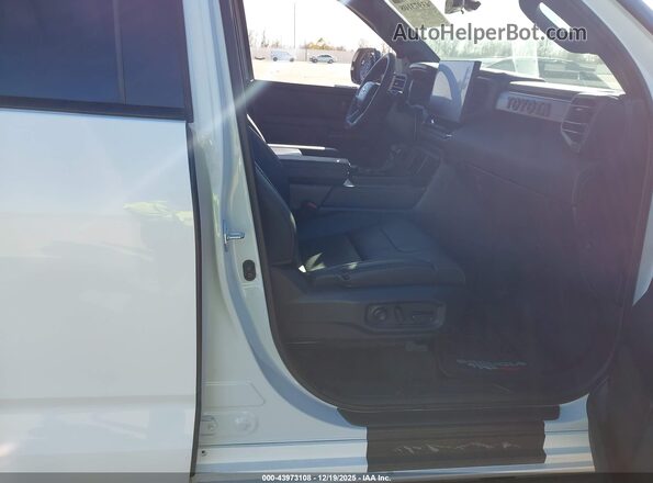 7SVAAABA6RX048089 2024 TOYOTA SEQUOIA White Widok wnętrza z przodu