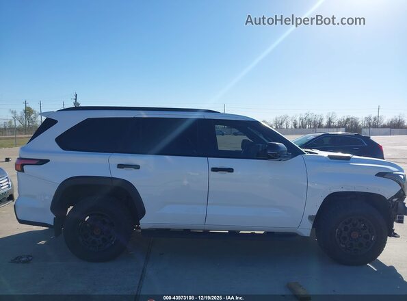 7SVAAABA6RX048089 2024 TOYOTA SEQUOIA White Widok wnętrza z tyłu