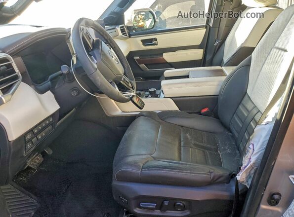 7SVAAABA7RX033018 2024 TOYOTA SEQUOIA Silver Widok wnętrza z przodu