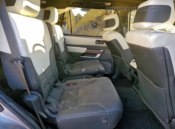 7SVAAABA7RX033018 2024 TOYOTA SEQUOIA Silver Widok wnętrza z tyłu