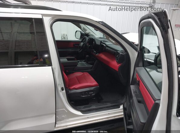 7SVAAABAXPX014119 2023 TOYOTA SEQUOIA White Front interior view