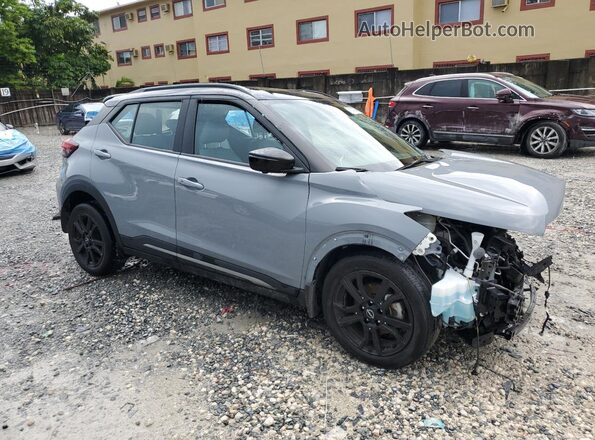 3N1CP5DV4PL489465 2023 NISSAN KICKS Серебряный Вид спереди