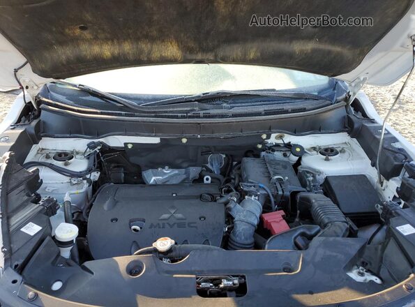 JA4APUAU9MU014030 2021 MITSUBISHI OUTLANDER White Vista del compartimento del motor