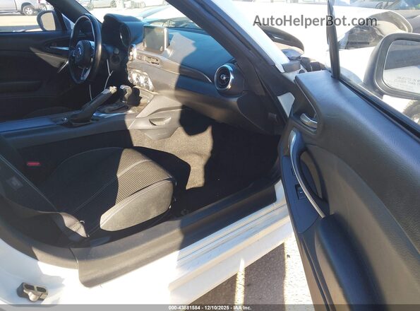 JC1NFAEK3J0139672 2018 FIAT 124 SPIDER White Front interior view