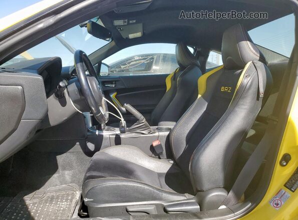 JF1ZCAC19H9601123 2017 SUBARU BRZ Yellow Widok wnętrza z przodu