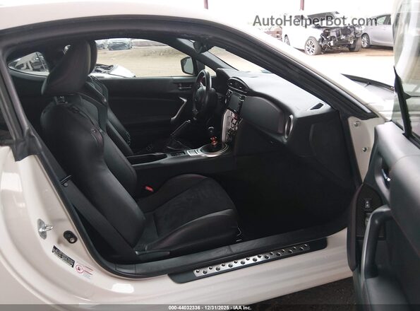 JF1ZCAC1XH9605570 2017 SUBARU BRZ White Widok wnętrza z przodu
