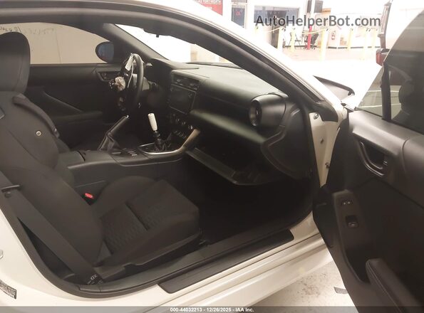 JF1ZNBB10R9754752 2024 TOYOTA GR86 White წინა სალონის ხედი