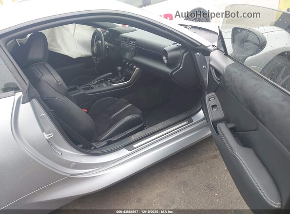 JF1ZNBE13R8758439 2024 TOYOTA GR86 Silver წინა სალონის ხედი