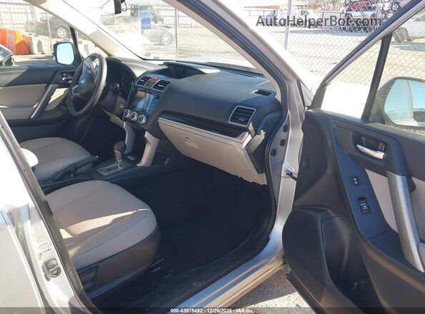 JF2SJAJC9HH509510 2017 SUBARU FORESTER 2.5 Серебряный Вид салона спереди