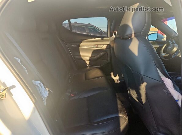 JM1BPALM0P1604225 2023 MAZDA 3 White Vista de los asientos traseros