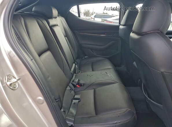 JM1BPAMM8P1608182 2023 MAZDA 3 Silver Widok tylnych siedzeń