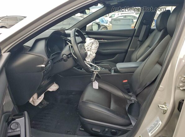 JM1BPAMM8P1608182 2023 MAZDA 3 Silver Widok wnętrza z przodu