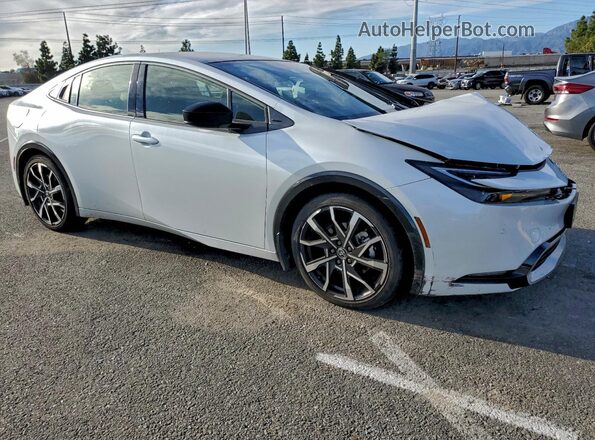 JTDACACU3R3022683 2024 TOYOTA PRIUS Белый Передняя правая четверть