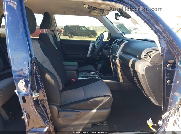 JTEEU5JR2R5312840 2024 TOYOTA 4RUNNER Blue წინა სალონის ხედი