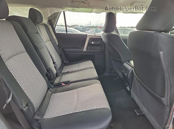 JTEEU5JR4R5306229 2024 TOYOTA 4RUNNER Silver Vista interior trasera
