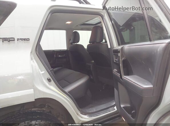 JTELU5JR6M5840087 2021 TOYOTA 4RUNNER Gray VIN կոդի պիտակի տեսք