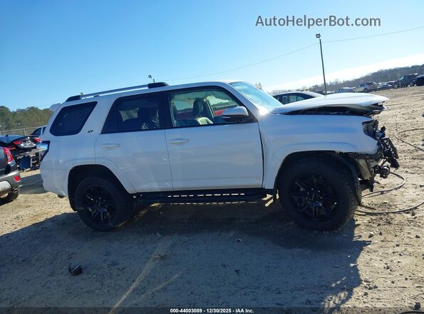 JTENU5JR0R6234097 2024 TOYOTA 4RUNNER White Vista interior trasera