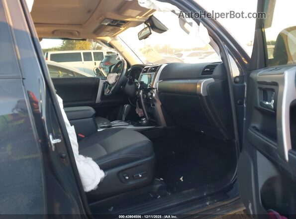JTENU5JR2R6235364 2024 TOYOTA 4RUNNER Black Widok wnętrza z przodu