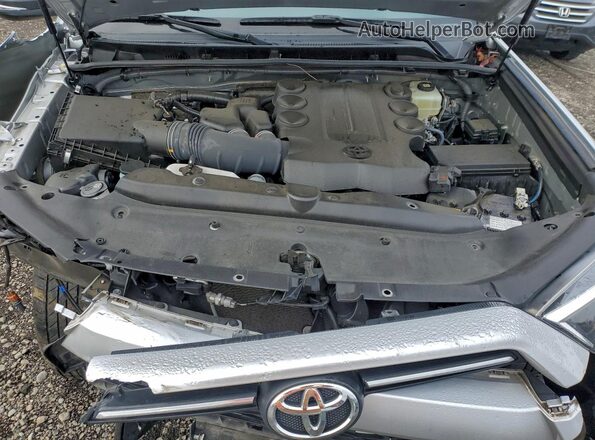 JTERU5JR2N6009854 2022 TOYOTA 4RUNNER Silver Vista del compartimento del motor