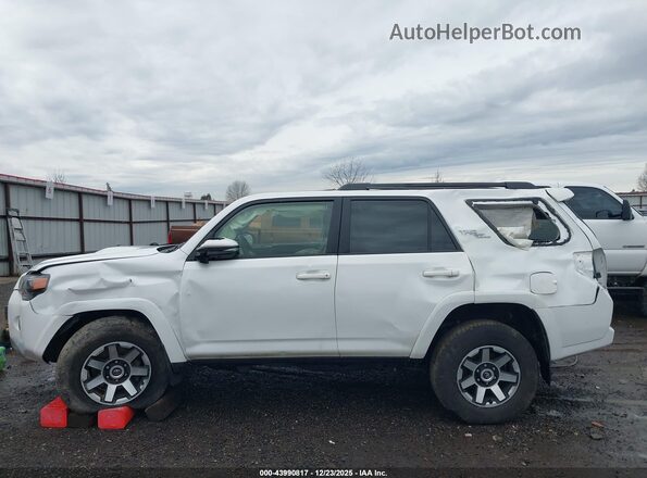 JTERU5JR4P6104208 2023 TOYOTA 4RUNNER White სალონის 360-გრადუსიანი ხედი