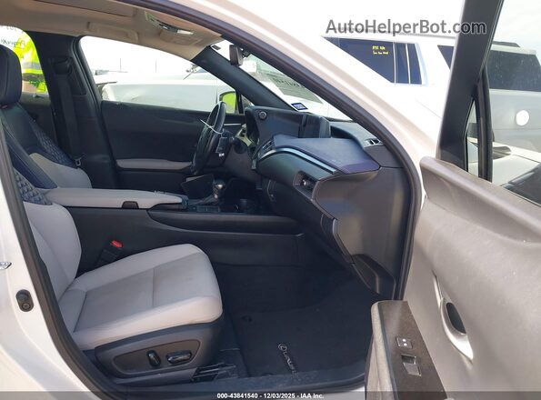 JTHP3JBH8N2047429 2022 LEXUS UX 200 White Вид салону спереду
