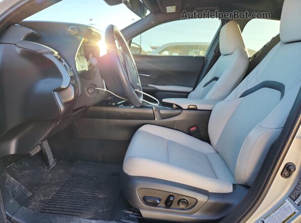 JTHP9JBH0P2066770 2023 LEXUS UX Silver წინა სალონის ხედი
