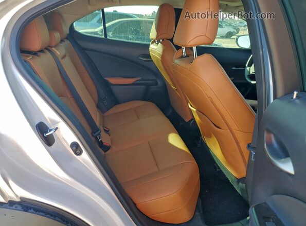 JTHX3JBH0N2047232 2022 LEXUS UX White Вид задньої частини салону