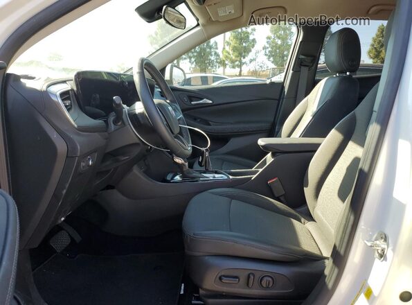 KL4AMBSLXRB011238 2024 BUICK ENCORE White Widok wnętrza z przodu