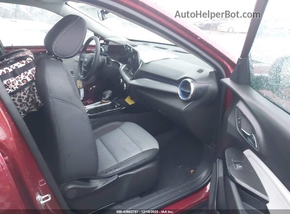 KL77LHEP6SC292097 2025 CHEVROLET TRAX Red Widok wnętrza z przodu