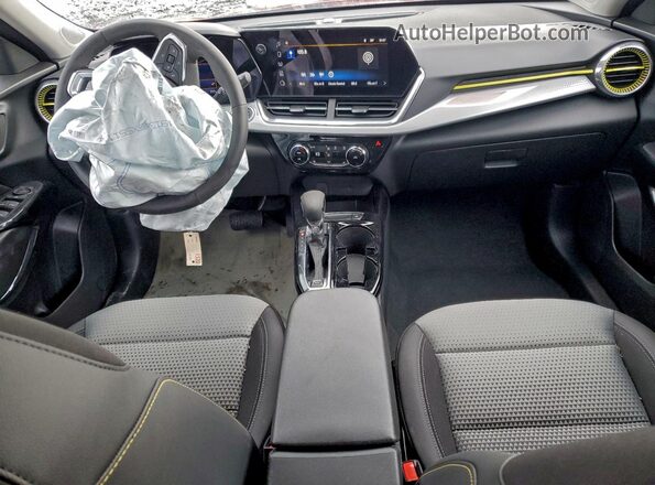 KL77LHEP6TC005827 2026 CHEVROLET TRAX Burgundy Вид панелі приладів