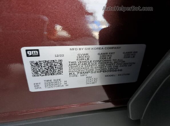 KL79MPS26PB095646 2023 CHEVROLET TRAILBLAZER Burgundy Widok naklejki z numerem VIN