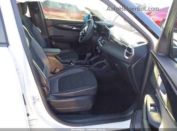 KL79MPSL9RB114377 2024 CHEVROLET TRAILBLAZER Белый Вид салона спереди