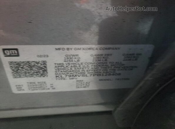 KL79MVSL7PB128408 2023 CHEVROLET 1500 Gray Widok naklejki z numerem VIN