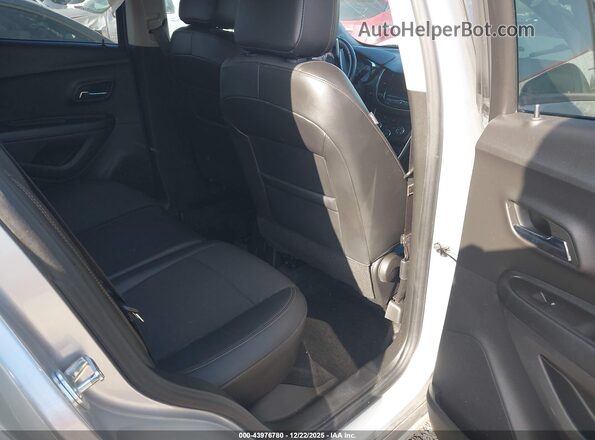 KL7CJLSM5NB564862 2022 CHEVROLET TRAX Silver Widok naklejki z numerem VIN