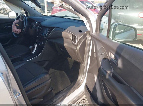 KL7CJLSM5NB564862 2022 CHEVROLET TRAX Silver Widok wnętrza z przodu