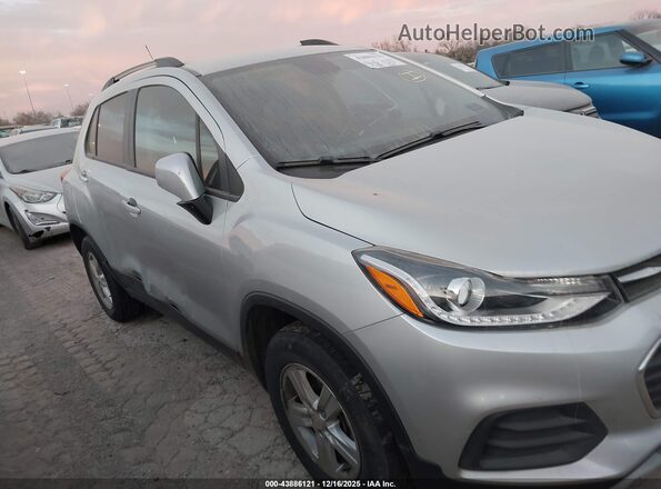 KL7CJPSM2NB535195 2022 CHEVROLET TRAX Серебряный Вид задней части салона