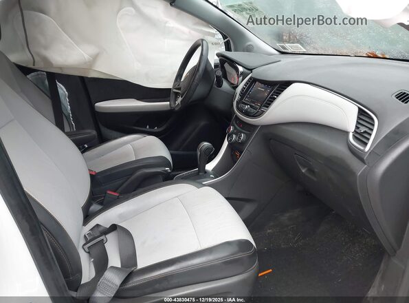 KL7CJPSM5NB533120 2022 CHEVROLET TRAX Белый Вид салона спереди