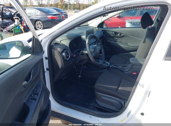 KM8K62AB2NU854017 2022 HYUNDAI KONA Белый Вид салона спереди