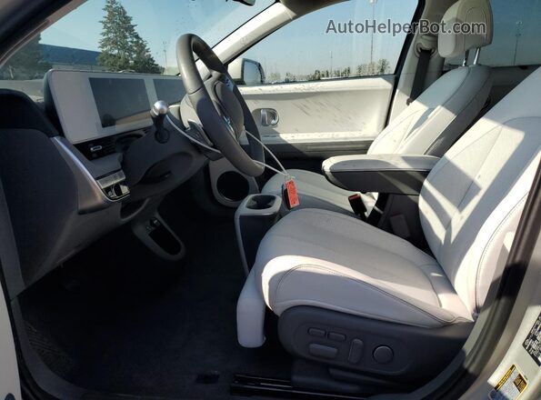 KM8KRDDF7RU292042 2024 HYUNDAI IONIQ Silver Front interior view