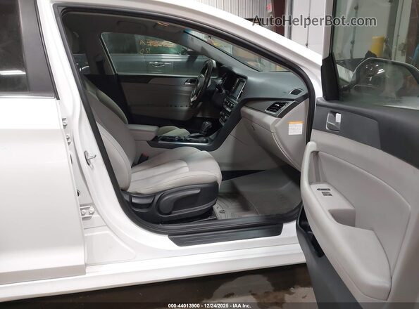 KMHE24L36KA090454 2019 HYUNDAI SONATA HYBRID Белый Вид салона спереди